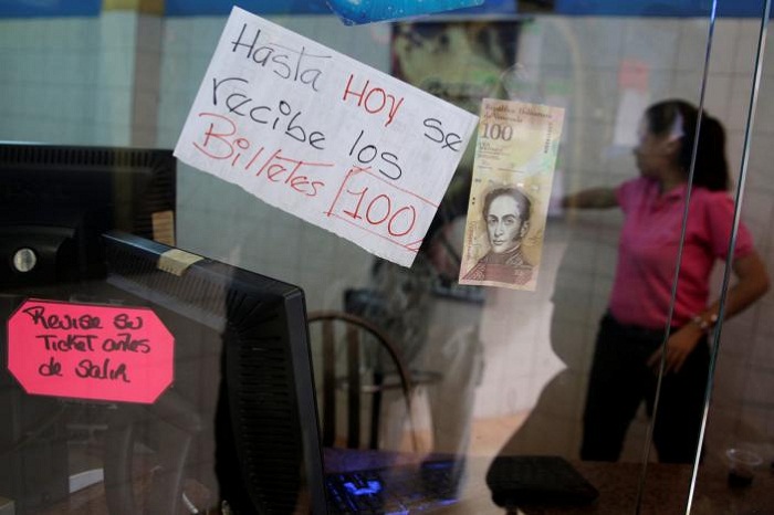 Maduro says new bills ready, but Venezuelans still face long bank queues